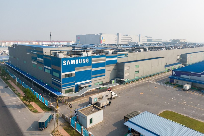 使用集装箱卡车为重点工业工厂运输原材料和电子零部件